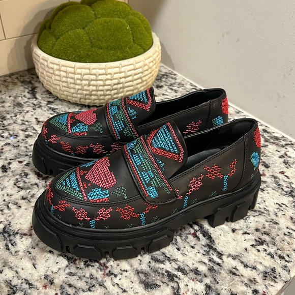 FARM RIO 10 Black Embroidered Lug Sole Slip On Loafer - Picture 5 of 9